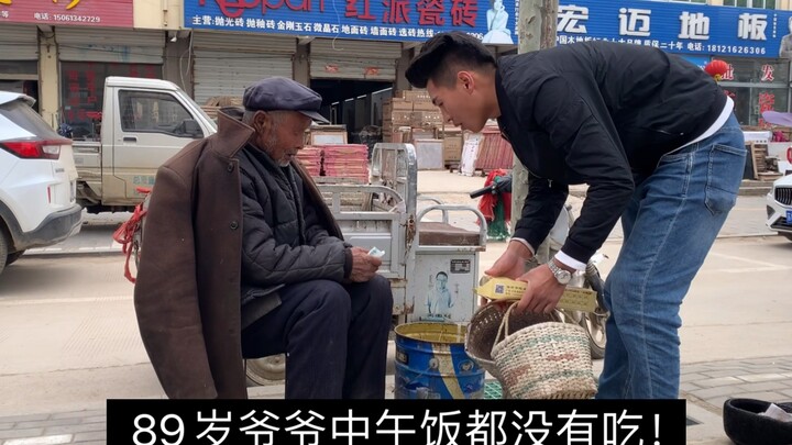 Kakek berusia 89 tahun datang ke pasar sejak pagi dan berhasil menjual barangnya seharga 30 yuan! Ia