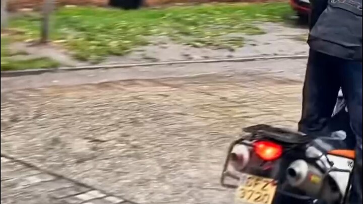 Mengapa mobil yang melewati genangan air berbahaya?