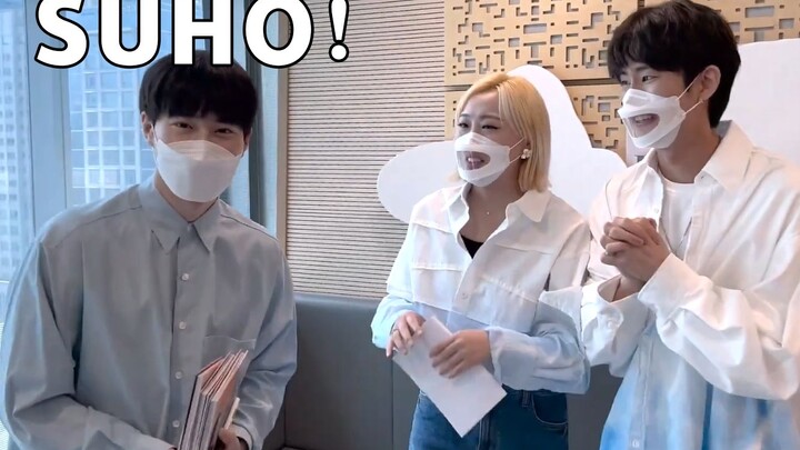 Finally about to meet my ultimate crush… but why does my girlfriend suddenly burst into tears?