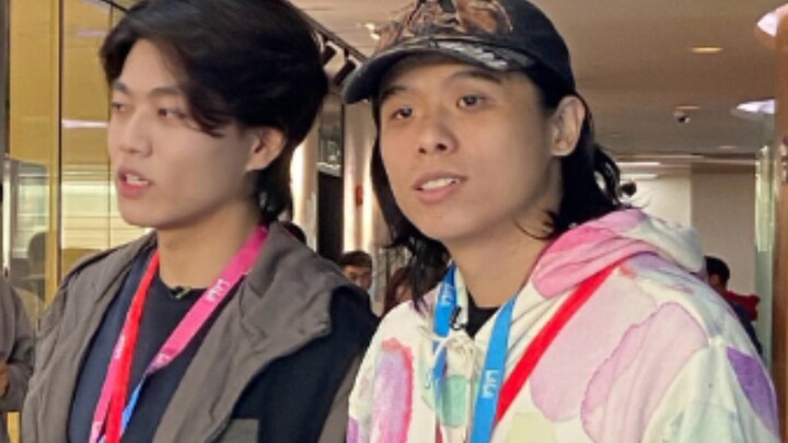 Firaun dan Mou Huan membawakan pertunjukan tari tingkat buku teks