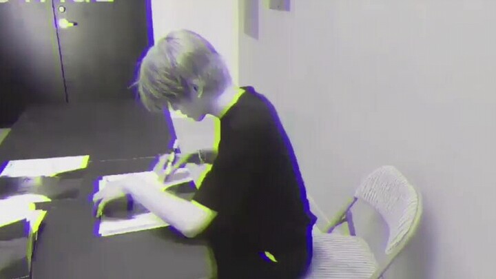 أنا آلة توقيع بلا مشاعر! أشبه تمامًا بطفل معاقَب بالاستِظهار!