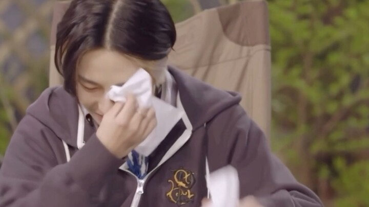 Nhân Tuấn nói rằng anh từng trải qua quãng thời gian vô cùng khổ sở, nhưng nhờ vẽ tranh để chữa lành