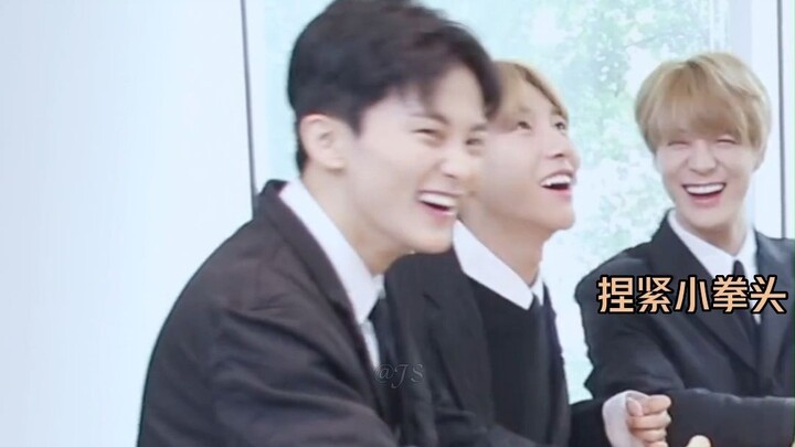 เหรินจวิ้น (เงยหน้า): อะ! ทำแบบนี้กับพี่ได้เหรอ? จื้อเฉิง (ก้มหน้า): พี่ครับ ขอโทษนะ