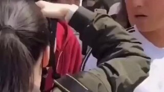 Jackson Yee giúp một fan nữ đẩy bàn tay bẩn thỉu của cô ta ra, thậm chí còn quay lại nhìn cô ta! Jac