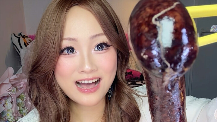 Korean cosplayer eats rice sausage