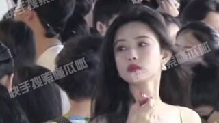 Paparazzi spotted Meng Ziyi strolling through a night market, munching away without compromising her
