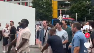 【تيك توك】 أجانب يغنون أغنية apt في شوارع اليابان، والمستخدمون اليابانيون في حالة من الهياج!