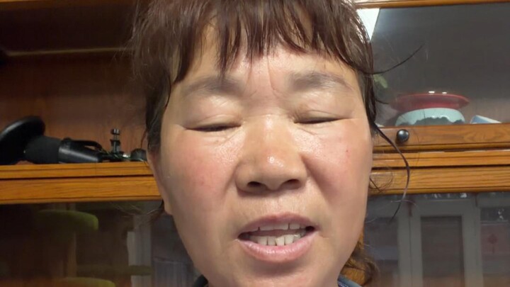 Khi tôi nhờ cô bảo mẫu cho ăn đến nhà dùng giá đỡ điện thoại quay video