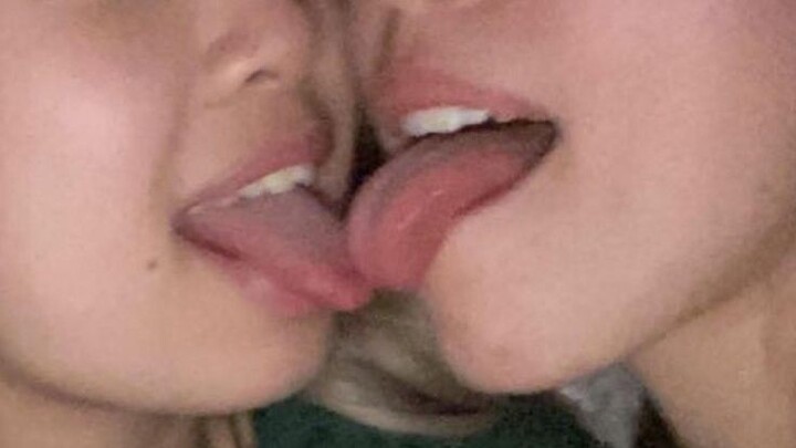 "Lesbians Hot Kissing in Car" 💋🥵