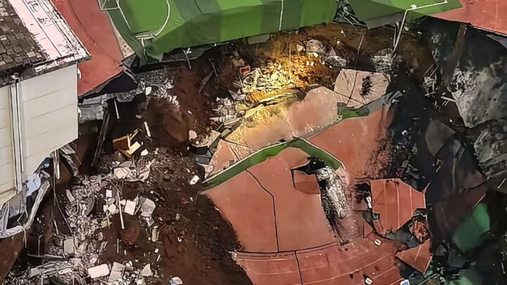 ชุมชนในเมืองเส้าหยาง มณฑลหูหนาน ขุดโรงจอดรถจนทำให้สนามโรงเรียนพังถล่ม