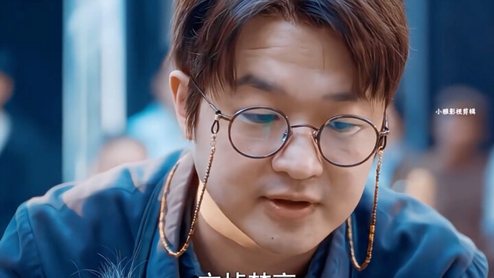 ผู้ชายฝึกให้ลูกวาดรูป ที่แท้ก็เพื่อฝึกทักษะการปลอมธนบัตร!