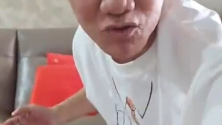 ซานจือหยางเคยจ้างหลินเป่ยให้มาช่วยโปรโมต โดยจ่าย 50,000 ดอลลาร์สหรัฐต่อชั่วโมง