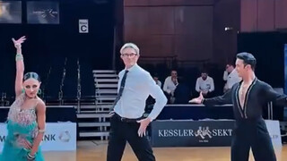 跳国标的长腿美男叔叔(*¯︶¯*)