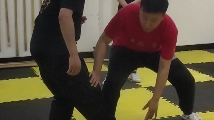 Bercanda sembarangan! Apakah menghentakkan kaki dalam Bajiquan bertujuan untuk menginjak kaki? Sudah