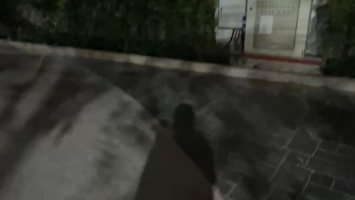 人强大到自我满足，不再向外求时，别人的冒犯，就变成了蚊虫叮咬。就像登山，一旦到了山顶，眼里尽是开阔的风景，迎面吹来清爽的风，内在的能量已经提升到新的层次，谁还会低头去纠结刚才是哪颗石子硌了脚呢。