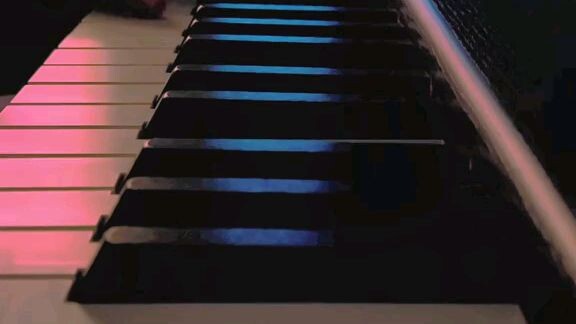 pakinggan ang tunog ng piyano na ito