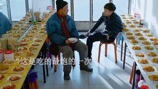 Người đàn ông mời cụ già ăn món bánh xào giá chín trăm chín mươi chín tệ