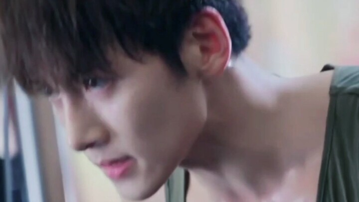 Who knows! His appearance made me fully understand what a broad-shouldered and narrow-waisted figure