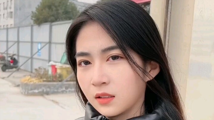 Kamu mengerti cara aku memancing sambil menjauh, aku pun mengerti cara kamu berpura-pura acuh.