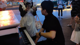เล่นเปียโนข้างถนน เพลง Jiyuu no Tsubasa การ์ตูนเรื่องผ่าพิภพไททัน 