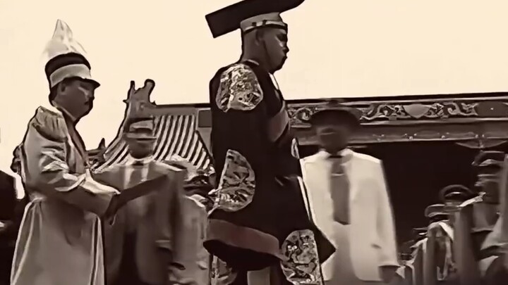 Setelah berdirinya Republik Rakyat Tiongkok, seorang pemuda dari Sichuan mengangkat dirinya sebagai 