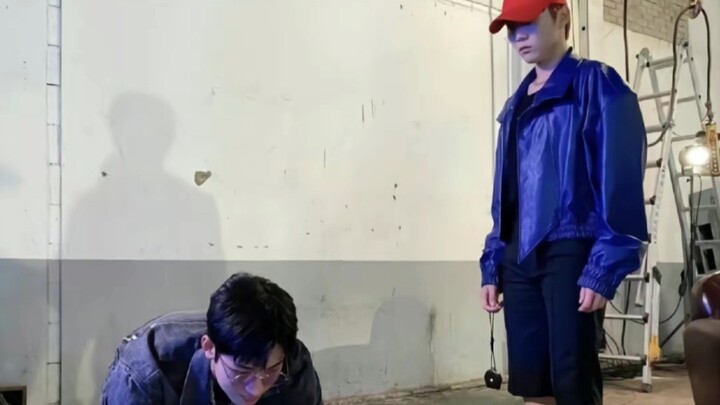 Di depan ada Quan Yuun yang menghajar Choi Bo, di belakang ada Wu Tiantian yang membalaskan dendam s