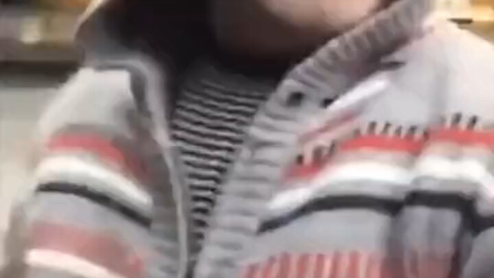 Orang bule ini jelas ngerti, tapi ada yang nggak ngerti—beberapa baris terakhir bikin aku…