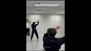 Gun ATP dance to Zoo by NCT-AESPA in cute version🤧💚 #gunatthaphan #ออฟกัน #offgun #shorts