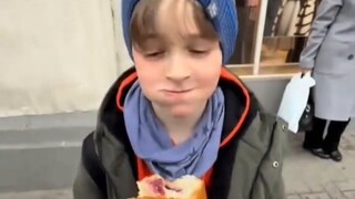 ให้อาหารแก่ผู้คนที่เดินผ่านไปมาบนถนนอย่างสุ่ม