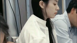 Cảnh cận khi Hàn Hiểu Chu đọc kịch bản phim điện ảnh Hàn Quốc "Nhân Lang", tóc đen dài thẳng + áo sơ