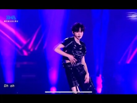 Tống Á Hiên, vị thần Hy Lạp cổ đại cai quản làn sóng gợi cảm, cậu cứ nhảy đi, đừng quan tâm chúng tô