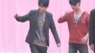 十多年前校园文艺汇演，现在看看有多尴尬