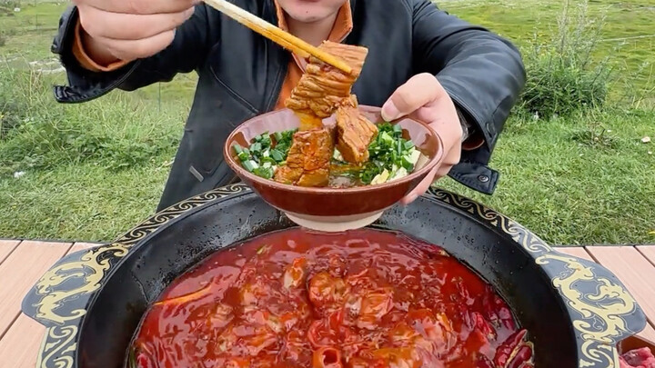 Eating beef-tallow hot pot on the Qinghai-Tibet Plateau