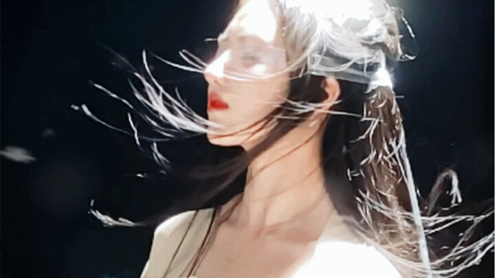 Người khác chỉ là câu văn tầm thường, còn em là một dòng thơ.