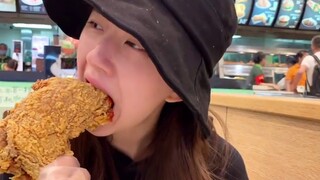 【Zhao Lusi】Sister Zhao's daily life｜Sister Zhao eating chicken legs