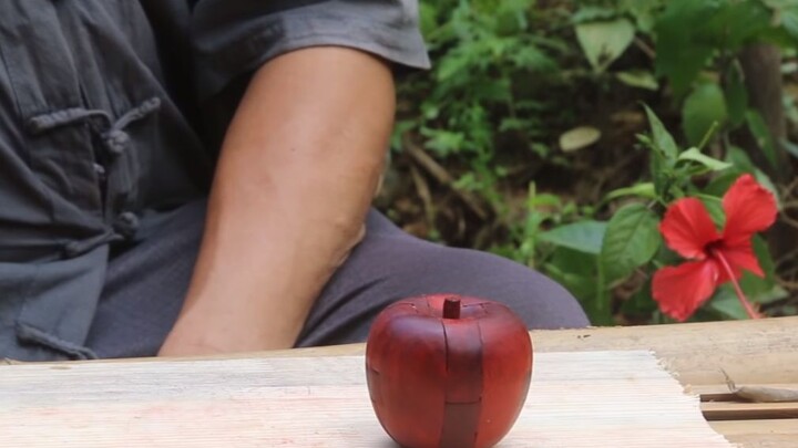 Seorang kakek sejati membuat gembok Luban berbentuk apel, dengan lebih dari satu juta tayangan di Yo