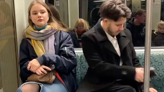 الشاب يطارد الفتاة التي يحبها في مترو الأنفاق وينجح في الحصول على معلومات الاتصال بها.