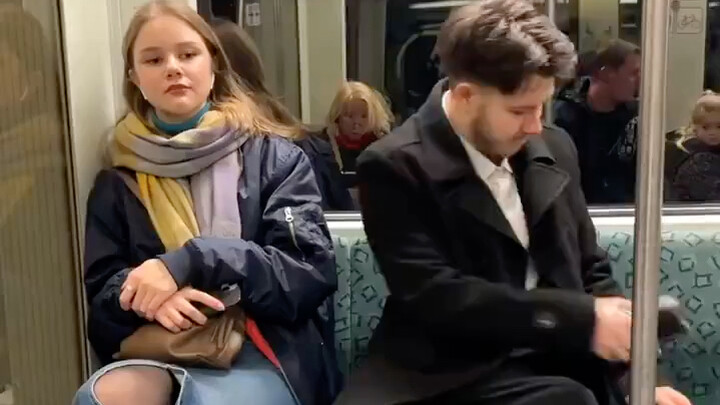 小哥哥地铁上追求心仪女孩，成功的要到联系方式。