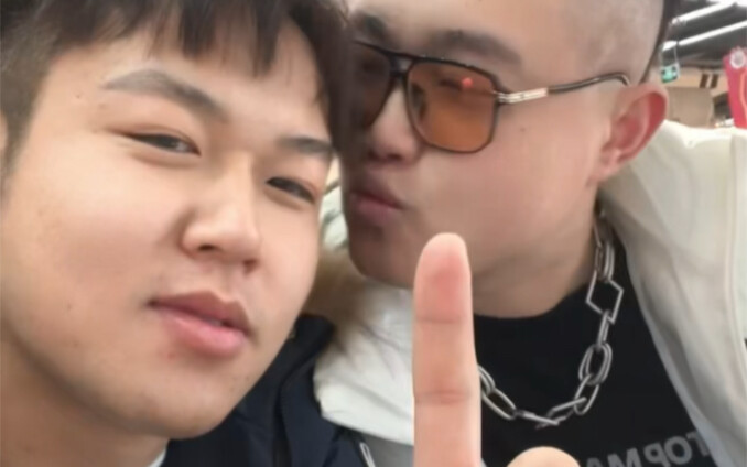 Dám cùng anh em yêu nhau một ngày không!? Có gì mà không dám? Đúng là chơi thật luôn, mẹ nó!