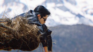 This is truly the epitome of romance! Right before parting, riding a horse up the mountain into the 