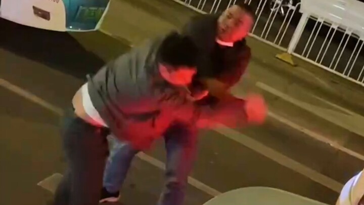 Drivers clashed and sparred in the street, punching to the point of physical contact, not losing to 