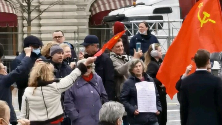 Quảng trường Đỏ Moscow: Nhân kỷ niệm 151 năm ngày sinh của Lenin, mọi người hát “Quốc tế ca” trước L