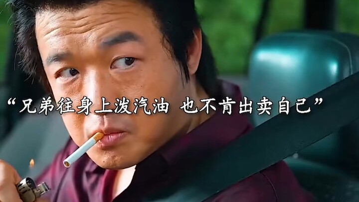 Người đàn ông tưới xăng lên người, cũng nhất quyết không bán đứng bản thân