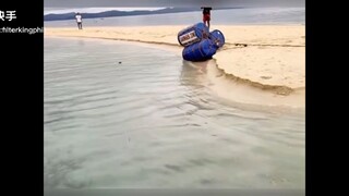 属于自己的风景,从来不曾错过;不是自己的风景,永远只是路过。天地太大,人太渺小,不是每一道亮丽的风景都能拥有。一辈子,只求有一道令自己流连忘返,不离不弃的风景就已足够。人生的风景,是物也是人。陪自己