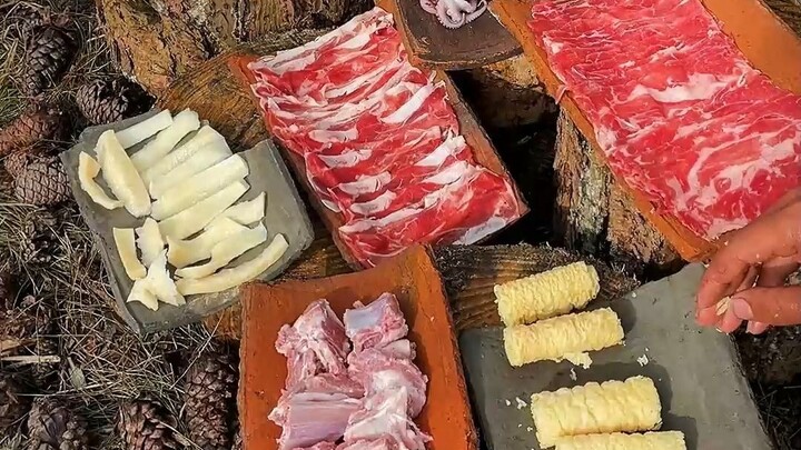 Let’s make a rustic outdoor lamb hot pot—warm and cozy, with all the flavors you could want.
