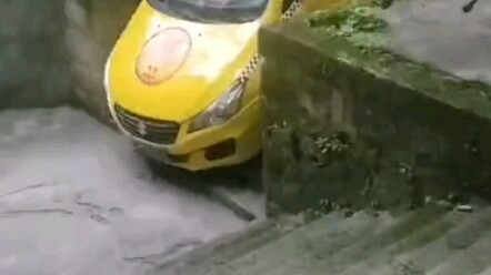 In Chongqing, a taxi took a shortcut, and netizens commented: “That’s one awkward shortcut.”