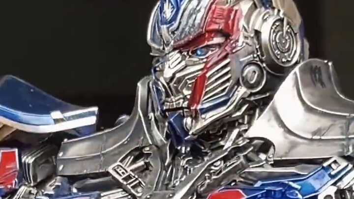 Heavy metal Dlx Knight Optimus Prime ini melebihi standar ya?