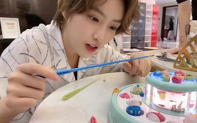 【林凡】来乃万姐姐家钓鱼啦，太可爱了