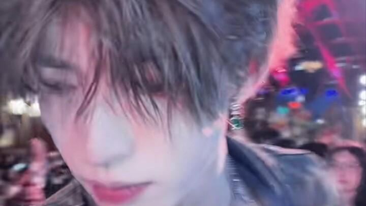 Anh đẹp trai, em sẽ tìm cho anh loại thuốc mê tốt nhất trên đời.