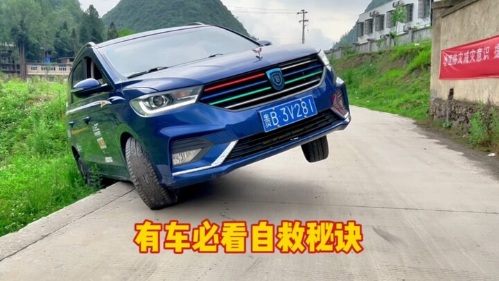 Using minimal effort to lift a car with bare hands—every car owner must watch this video for the ult